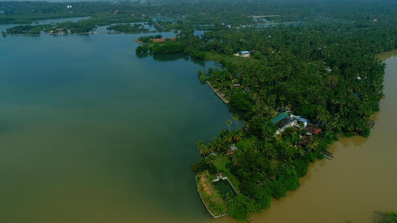 Lake N River Resort Munroe Island Mundrothuruth Bagian luar foto