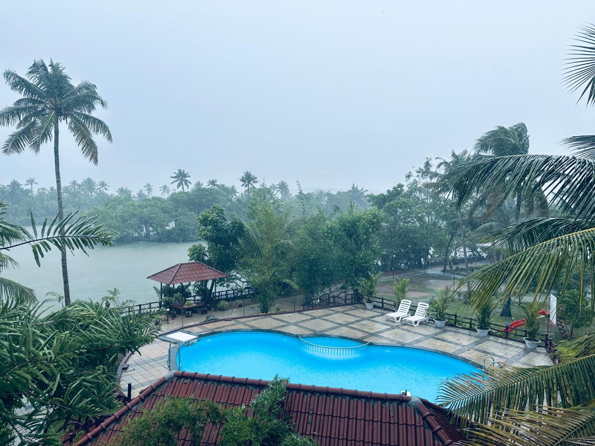 Lake N River Resort Munroe Island Mundrothuruth Bagian luar foto